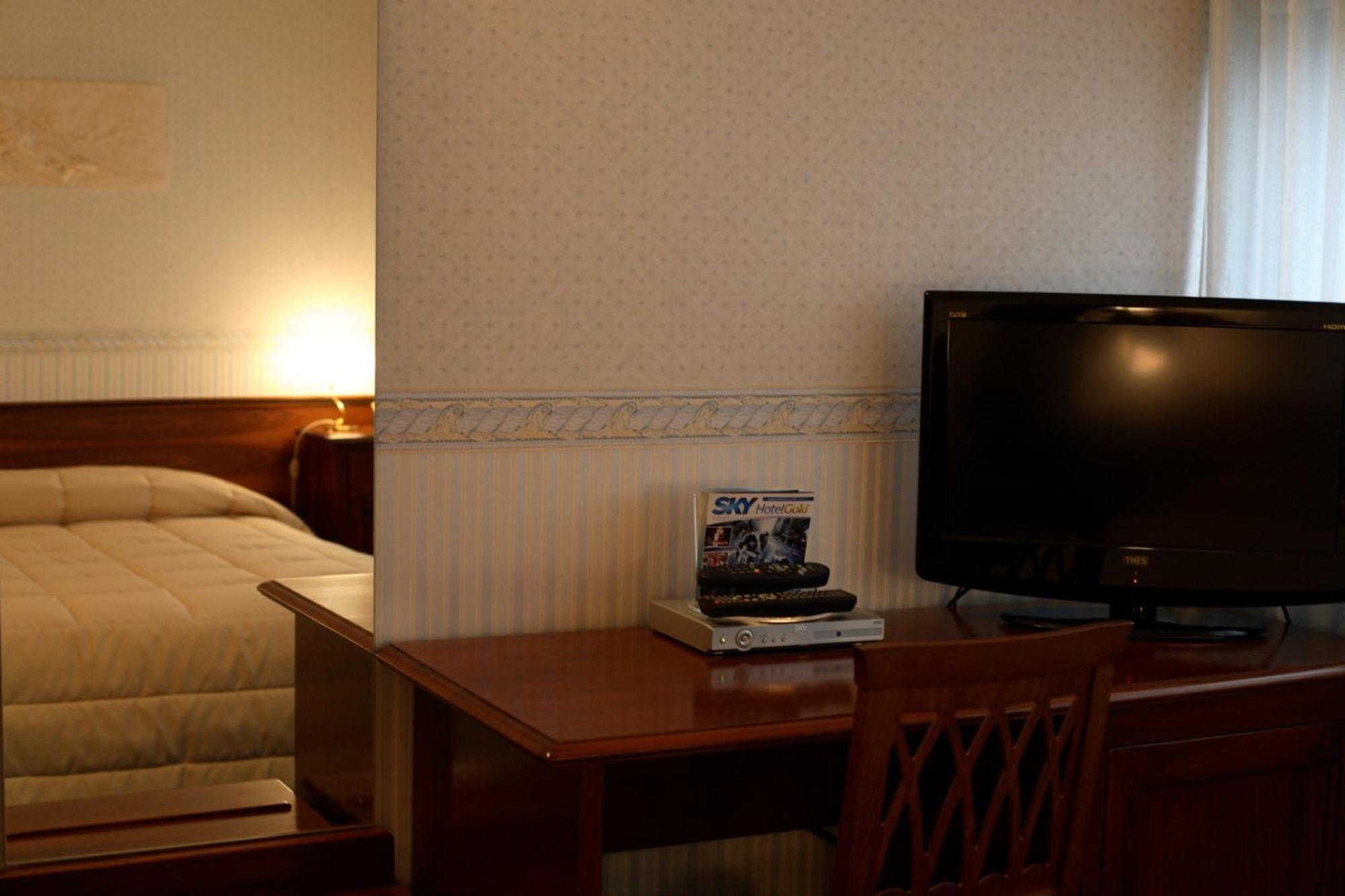 Hotel Alexander Cesena Bagian luar foto