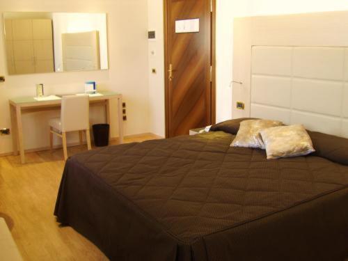 Hotel Alexander Cesena Bagian luar foto